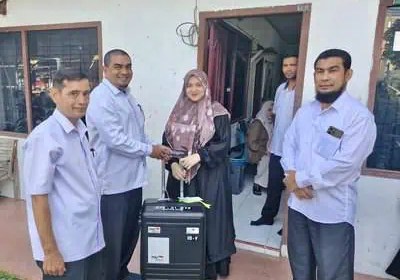 Kemenag Aceh Besar mendistribusikan koper, buku panduan manasik haji dan umrah, alat pelindung diri, panduan khusus lansia dan kumpulan zikir dan doa untuk para jamaah haji asal Aceh Besar, Selasa (14/5). (Foto: Dok. Kemenag Aceh Besar)