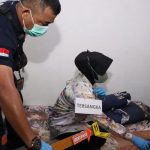 Penyidik Satreskrim Polresta Banda Aceh, Rabu (15/5) melakukan rekonstruksi kasus pembunuhan ibu oleh anak kandungnya di Gampong Kajhu, Kecamatan Baitussalam, Aceh Besar pada 2 Januari lalu. (Foto: Dok. Polresta Banda Aceh)