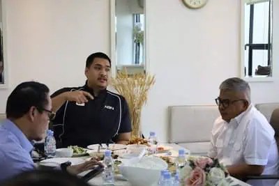 Pj Gubernur Aceh Bustami Hamzah didampingi Ketua DPRA Zulfadli, bersama Menpora Dito Ariotedjo, di Kemenpora, Jakarta Pusat, Rabu, 15 Mei 2024. (Foto: For Infoaceh.net)