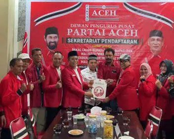 Said Mulyadi dan Saiful Anwar saat mendaftar sebagai Pasangan Calon Bupati/Wakil Bupati Pidie Jaya di kantor DPP Partai Aceh, Rabu (15/5). (Foto: For Infoaceh.net)