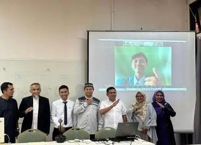 Qodri Yudit Angesta dan Farid Muhammad Arie, mahasiswa Prodi Teknik Kimia, Universitas Syiah Kuala angkatan 2020 berhasil lulus kuliah tanpa perlu menyelesaikan skripsi dan tugas akhir. (Foto: Dok. Humas USK)