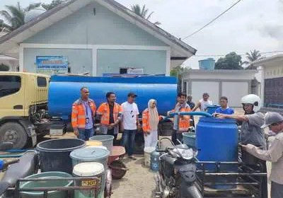 Comrel Coordinator SBA, Dewi Hawati bersama tim dan Sekretaris Desa Aneuk Paya, Zulkarni menyuplai air bersih kepada warga Gampong Aneuk Paya, Kecamatan Lhoknga, Aceh Besar, Kamis, 16 Mei 2024. (Foto: For Infoaceh.net)