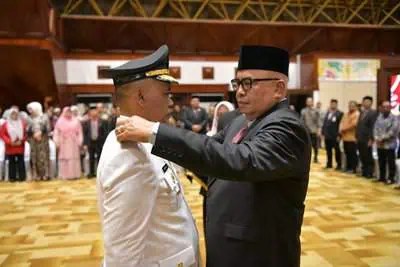 Pj Gubernur Aceh Bustami Hamzah melantik Azhari sebagai Pj Wali Kota Subulussalam di Anjong Mon Mata, Banda Aceh, Kamis sore (16/5). (Foto: Biro Adpim Setda Aceh)