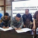 Plh Kepala Biro Administrasi Pimpinan Setda Aceh, M Gade menandatanganan MoU kerja sama mahasiswa magang dengan Universitas Iskandar Muda Banda Aceh, Kamis (16/5). (Foto: Biro Adpim Setda Aceh)