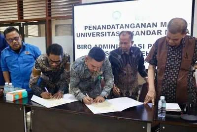 Plh Kepala Biro Administrasi Pimpinan Setda Aceh, M Gade menandatanganan MoU kerja sama mahasiswa magang dengan Universitas Iskandar Muda Banda Aceh, Kamis (16/5). (Foto: Biro Adpim Setda Aceh)