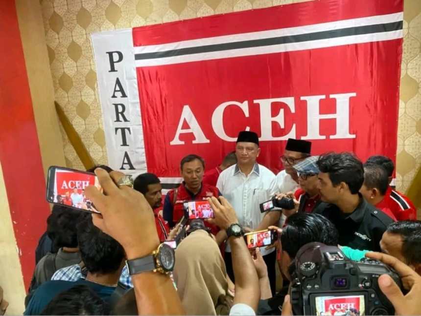 Jubir Partai Aceh Nurzahri mendampingi Brigjen Pol Armia Fahmi saat mendaftar ke DPP Partai Aceh (PA) sebagai bakal calon Bupati Aceh Tamiang, Kamis (16/5). (Foto: For Infoaceh.net)