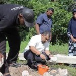 Pj Bupati Aceh Besar Muhammad Iswanto melakukan peletakan batu pertama pembangunan rumah Aminah, yang berdomisili di Gampong Bukit Meusara, Kecamatan Kota Jantho, Jum'at (17/5/2024). (Foto: For Infoaceh.net)