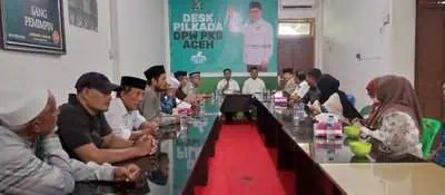 Ketua Desk Pilkada DPW PKB Aceh yang juga Sekretaris DPW PKB Aceh Munawar Ngoh Wan saat menerima pendaftaran Bakal Calon Gubernur Aceh, Jum'at (17/5). (Foto: For Info Aceh)