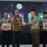Plt Direktur Eksekutif KNEKS Taufik Hidayat menyerahkan penghargaan kepada Pj Gubernur Aceh Bustami Hamzah, di Menara Syariah, Pantai Indah Kapuk 2, Tangerang, Banten, Senin (20/5). (Foto: Humas BPPA)