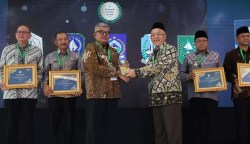 Plt Direktur Eksekutif KNEKS Taufik Hidayat menyerahkan penghargaan kepada Pj Gubernur Aceh Bustami Hamzah, di Menara Syariah, Pantai Indah Kapuk 2, Tangerang, Banten, Senin (20/5). (Foto: Humas BPPA)