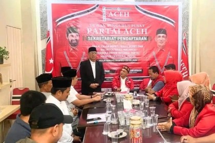 Dr Tgk HA Mufakhir Muhammad MA, salah satu putra dari Almarhum Tgk H Muhammad Arief (Mantan Gubernur GAM Pidie) mendaftar sebagai bakal calon wakil gubernur Aceh pendamping Mualem di Kantor DPP Partai Aceh, Senin (20/5). (Foto For Infoaceh.net)