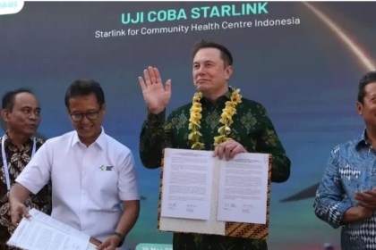 Elon Musk meresmikan layanan internet Starlink Indonesia di Denpasar, Bali, Ahad (19/5). Foto: Istimewa