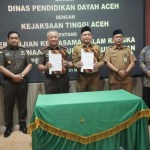 Kajati Aceh Joko Purwanto dan Kadis Pendidikan Dayah Aceh Dr Munawar menjalin kerja sama program jaksa masuk dayah, Selasa (21/5). (Foto: For Infoaceh.net)