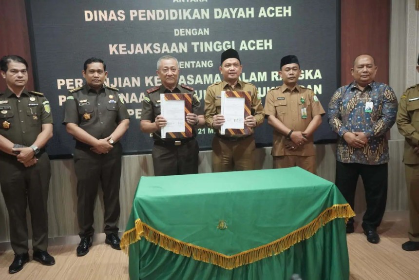 Kajati Aceh Joko Purwanto dan Kadis Pendidikan Dayah Aceh Dr Munawar menjalin kerja sama program jaksa masuk dayah, Selasa (21/5). (Foto: For Infoaceh.net)