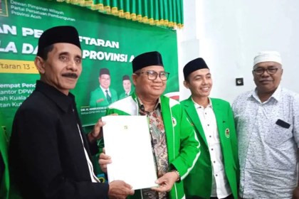 Ketua DKP PWI Aceh Tarmilin Usman, mendaftar sebagai Balon Bupati Nagan Raya ke DPW PPP Aceh, di kawasan Lamdingin, Banda Aceh, Selasa (21/5). (Foto: For Infoaceh.net)