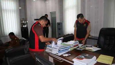 Tim penyidik Kejari Aceh Barat menggeledah kantor Badan Pengelola Keuangan Daerah (BPKD) Aceh Barat, Selasa (21/5/2024). (Foto: Dok. Kejari Aceh Barat)