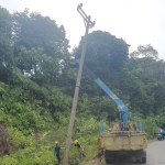 PT PLN ULP Tapaktuan menyiagakan personil untuk menjaga keandalan pasokan listrik di saat cuaca hujan dan angin kencang. Foto: Istimewa
