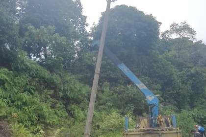 PT PLN ULP Tapaktuan menyiagakan personil untuk menjaga keandalan pasokan listrik di saat cuaca hujan dan angin kencang. Foto: Istimewa