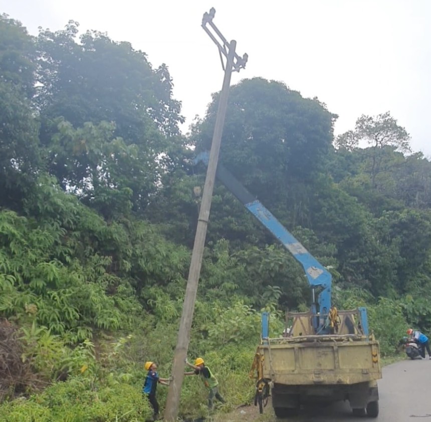 PT PLN ULP Tapaktuan menyiagakan personil untuk menjaga keandalan pasokan listrik di saat cuaca hujan dan angin kencang. Foto: Istimewa