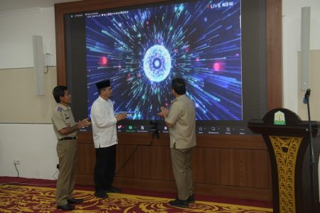 Peluncuran layanan pertanahan elektronik sekaligus menerima sertifikat tanah Pemerintah Aceh di ruang potensi daerah Kantor Gubernur Aceh, Rabu (22/5/2024). (Foto: For Info Aceh)