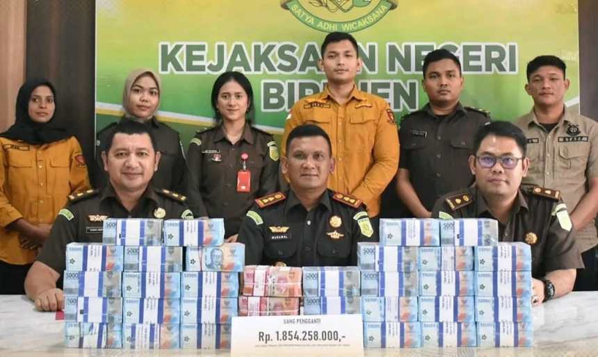 Jaksa Eksekutor Kejari Bireuen Rabu (22/5) melakukan eksekusi pembayaran uang pengganti dalam penanganan kasus korupsi PNPM sebesar Rp 1,85 miliar. (Foto: Dok. Kejari Bireuen)