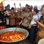 Pj Gubernur Aceh Bustami Hamzah saat menghadiri Halal Bihalal warga Aceh di perantauan yang digelar pengurus pusat Taman Iskandar Muda (TIM) Jakarta, di Bumi Perkemahan, Cibubur, Jakarta Timur, Rabu (23/5). (Foto: For Infoaceh.net)