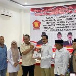 Sekretaris DPD Gerindra Aceh Abdurrahman Ahmad menerima pengembalian berkas dan pemaparan visi misi Amal Hasan sebagai bakal calon bupati Aceh Jaya, Rabu (22/5) di Kantor DPD Gerindra Aceh di Luengbata, Banda Aceh. Foto: Istimewa