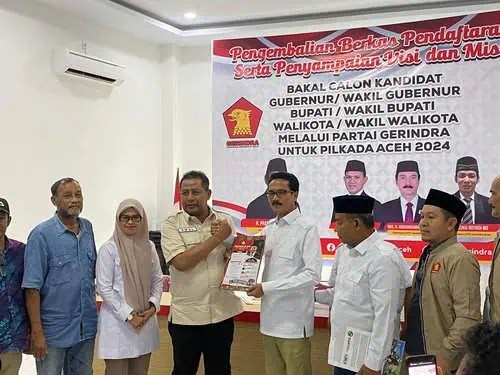 Sekretaris DPD Gerindra Aceh Abdurrahman Ahmad menerima pengembalian berkas dan pemaparan visi misi Amal Hasan sebagai bakal calon bupati Aceh Jaya, Rabu (22/5) di Kantor DPD Gerindra Aceh di Luengbata, Banda Aceh. Foto: Istimewa