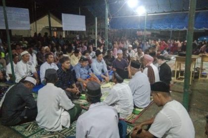 Ratusan warga eks korban Tsunami di Komplek Perumahan Care, Gampong Teureubeh Kota Jantho, Aceh Besar, Kamis malam (23/5/2024), larut dalam doa memperingati 20 tahun tsunami kalender hijriah. (Foto: For Infoaceh.net)