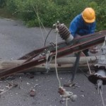 Tiang tumbang sebabkan krisis listrik pasca cuaca buruk, hujan deras disertai angin kencang yang melanda Kabupaten Aceh Selatan. Foto: Istimewa