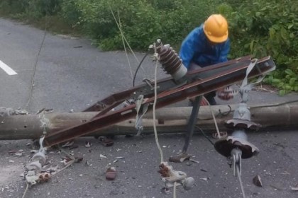 Tiang tumbang sebabkan krisis listrik pasca cuaca buruk, hujan deras disertai angin kencang yang melanda Kabupaten Aceh Selatan. Foto: Istimewa