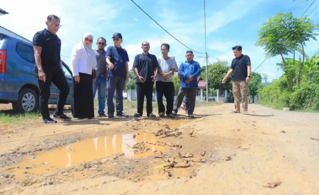 Pj Wali Kota Banda Aceh Amiruddin turun meninjau langsung kondisi jalan rusak yang di pemukiman warga, Jum'at, 24 Mei 2024. (Foto: For Infoaceh.net)