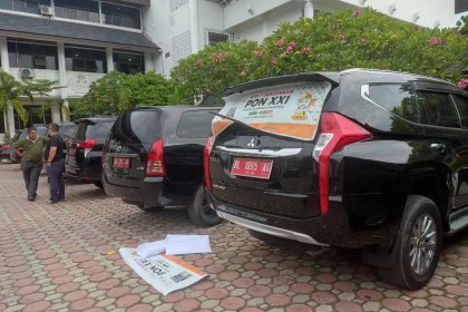 Semua mobil dinas milik Pemerintah Aceh mulai ditempel stiker kampanye sukseskan PON ke-21 Aceh-Sumut 2024 di kaca bagian belakang mobil. (Foto: For Infoaceh.net)