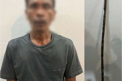 Satreskrim Polres Aceh Tengah mengamankan AB (47) yang telah melakukan pengancaman dengan senjata api dan senjata tajam terhadap Bukhari (39), Reje Kampung Tanjung Kecamatan Rusip Antara, Aceh Tengah. (Foto: Dok. Polres Aceh Tengah)