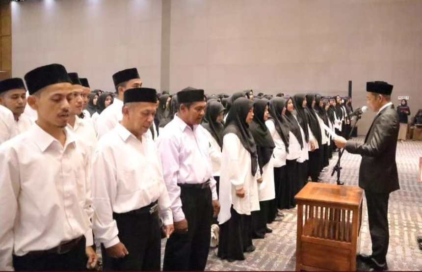 Pelantikan PPS Aceh Besar untuk Pilkada 2024 di Gedung Seulawah Hall-The Pade Hotel, Gampong Kameu, Kecamatan Darul Imarah, Aceh Besar, Ahad (26/5). (Foto: For Infoaceh.net)