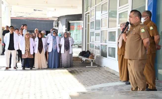 Pj Bupati Aceh Besar, Muhammad Iswanto memimpin upacara apel bersama sekaligus memberikan arahan di RUSD Aceh Besar, Kecamatan Indrapuri, Aceh Besar, Senin (27/5/2024). (Foto: For Infoaceh.net)