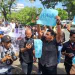 Puluhan wartawan yang tergabung dalam Gerakan Jurnalis Aceh Bersatu menggelar unjuk rasa di depan gedung DPRA, Senin pagi (27/5/2024). (Foto: Dok. Info Aceh)