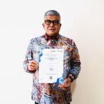 Pj Gubernur Aceh Bustami Hamzah memperlihatkan penghargaan Digital Goverment Award (DGA) Summit 2024. (Foto: For Infoaceh.net)