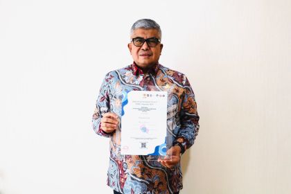 Pj Gubernur Aceh Bustami Hamzah memperlihatkan penghargaan Digital Goverment Award (DGA) Summit 2024. (Foto: For Infoaceh.net)