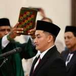 Aramiko Aritonang dilantik sebagai Anggota DPRA sisa masa jabatan 2019-2024 Pengganti Antarwaktu dari Fraksi Partai Golkar, menggantikan Hendra Budian, Senin (27/5). (Foto: Sekretariat DPRA)