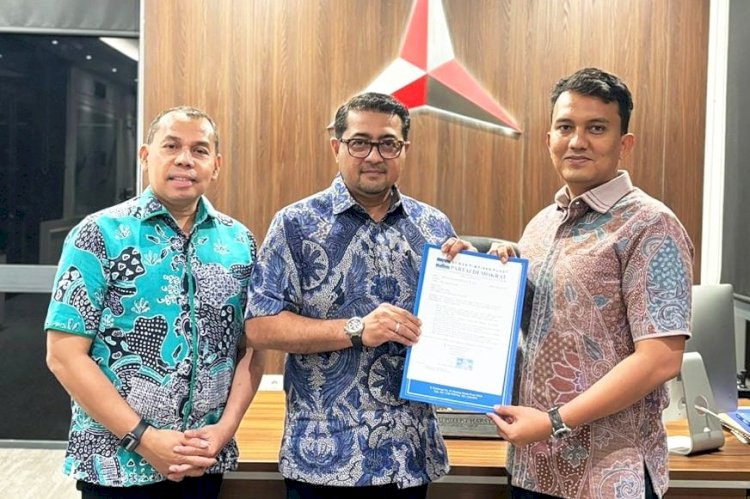 Sekjen DPP Partai Demokrat Teuku Riefky Harsya menyerahkan surat tugas kepada Ahmad Haeqal Asri untuk maju sebagai Bakal calon Wali Kota Banda Aceh. (Foto: For Infoaceh.net)