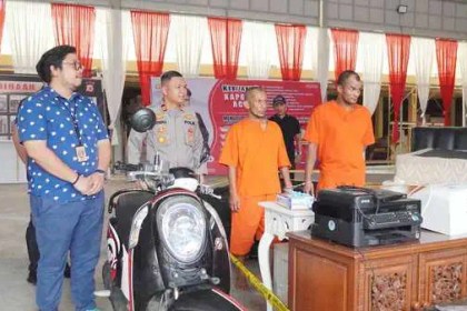 Satreskrim Polresta Banda Aceh dan Polsek Darul Imarah menangkap dua pelaku pembobolan rumah warga di Kecamatan Darul Imarah, Aceh Besar. (Foto: Dok. Polresta Banda Aceh)