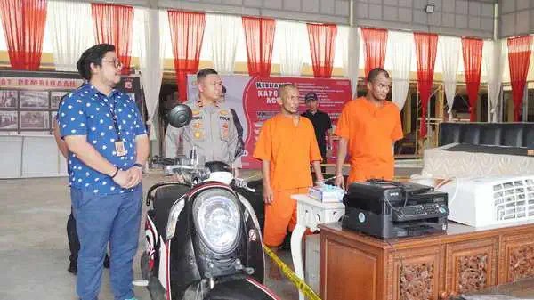 Satreskrim Polresta Banda Aceh dan Polsek Darul Imarah menangkap dua pelaku pembobolan rumah warga di Kecamatan Darul Imarah, Aceh Besar. (Foto: Dok. Polresta Banda Aceh)