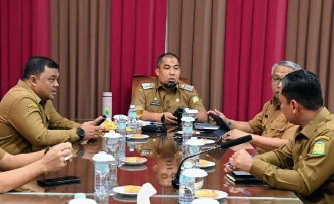 Pj Bupati Aceh Besar, Muhammad Iswanto bersama Sekda Aceh Besar Sulaimi MSi memimpin rapat UMKM Bazar dalam rangka HUT Kota Jantho Tahun 2024 di Gedung Dekranasda, Gampong Gani, Kecamatan Ingin Jaya, Aceh Besar, Selasa (28/5/2024). (Foto: For Infoaceh.net)