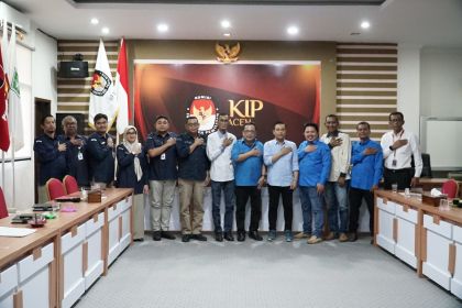 Pengurus PWI Aceh foto bersama dengan Komisioner dan para Kabag-Kasubbag Sekretariat KIP Aceh, Selasa, 28 Mei 2024. (Foto: PWI Aceh)