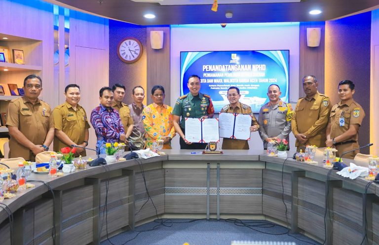 Pemko Banda Aceh melakukan penandatanganan Naskah Perjanjian Hibah Daerah untuk pengamanan Pilkada 2024 dengan Polresta dan Kodim 0101/KBA, di Balai Kota Banda Aceh, Selasa (28/5/2024). Foto: For Infoaceh.net