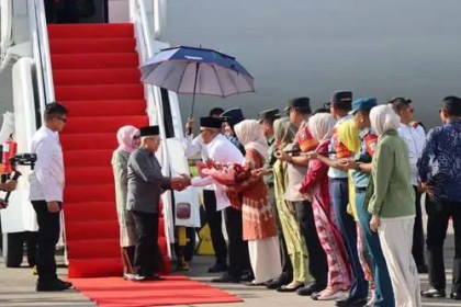 Pejabat Forkopimda Aceh menyambut kedatangan Wapres RI Ma’ruf Amin di Bandara Internasional SIM Blang Bintang Aceh Besar, Rabu sore, 29 Mei 2024. Foto: Istimewa