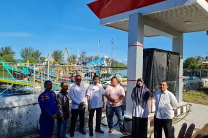 Kadis Kelautan dan Perikanan Aceh Aliman melakukan sidak ke SPBUN di komplek Pelabuhan Perikanan Lampulo lama, Rabu (29/5/2024). (Foto: For Infoaceh.net)