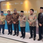 Wapres RI KH Ma’ruf Amin didampingi Pj Gubernur Aceh Bustami Hamzah dan Dirut BSI Hery Gunardi memberikan keterangan pers kepada wartawan usai peresmian Gedung Landmark BSI Aceh, Kamis (30/5). (Foto: Dok Info Aceh)