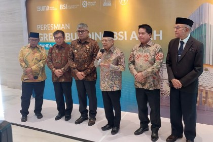 Wapres RI KH Ma’ruf Amin didampingi Pj Gubernur Aceh Bustami Hamzah dan Dirut BSI Hery Gunardi memberikan keterangan pers kepada wartawan usai peresmian Gedung Landmark BSI Aceh, Kamis (30/5). (Foto: Dok Info Aceh)